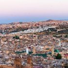 Panorama dall’alto di Fès: la medina antica si snoda tra vicoli e minareti, offrendo scorci unici di storia, cultura e architettura marocchina.
