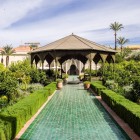 Il gazebo centrale del Secret Garden a Marrakech, immerso tra piante e fontane, offre un angolo di tranquillità nel giardino storico.