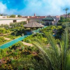 Dall'alto, il Secret Garden a Marrakech mostra geometrie perfette, piante rigogliose e vialetti sinuosi tra angoli nascosti e fontane.