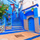 Le tonalità blu di Chefchaouen decorano vicoli, porte e scale, creando una delle atmosfere più iconiche del Marocco.