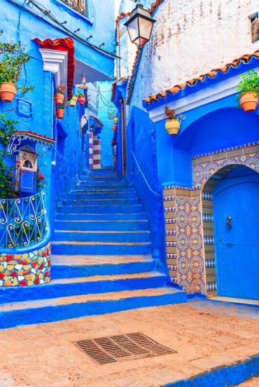 Le tonalità blu di Chefchaouen decorano vicoli, porte e scale, creando una delle atmosfere più iconiche del Marocco.