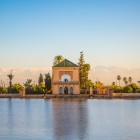 I Giardini Menara a Marrakech offrono vista sul padiglione storico e sulle montagne dell’Atlante, tra oliveti e laghetti pittoreschi.