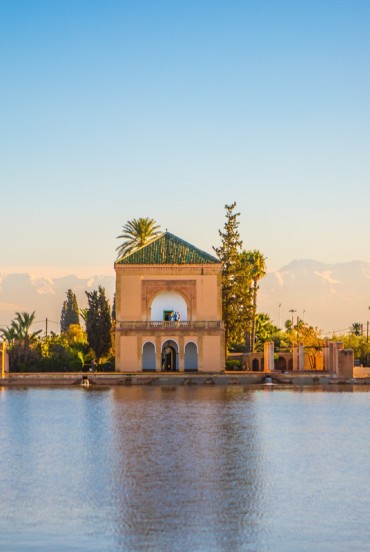 I Giardini Menara a Marrakech offrono vista sul padiglione storico e sulle montagne dell’Atlante, tra oliveti e laghetti pittoreschi.