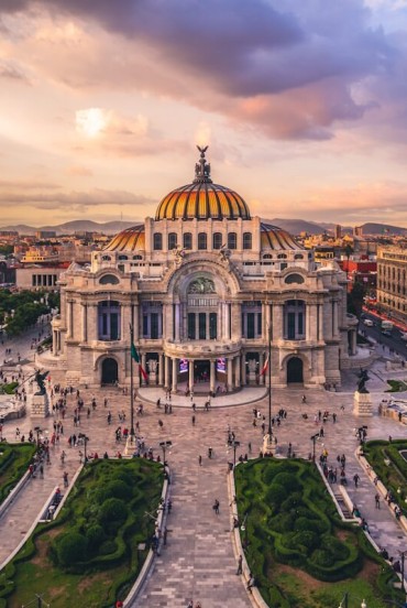 Il Palazzo delle Belle Arti di Città del Messico, con facciata in marmo bianco e interni art déco, ospita murales, concerti e mostre, simbolo culturale del Paese.