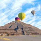 Vicino a Città del Messico sorge Teotihuacan, antica metropoli precolombiana celebre per le maestose Piramidi del Sole e della Luna e per i suoi enigmatici viali cerimoniali.