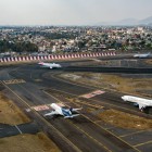 All’Aeroporto Internazionale Benito Juárez di Città del Messico, aerei in decollo, atterraggio e rullaggio riflettono il ritmo dinamico di uno dei principali hub d’America.