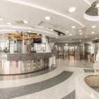 La reception dell’Hotel Estoril di Città del Messico accoglie con bancone lineare, pavimenti chiari e arredi sobri, creando un ambiente luminoso, ordinato e dall’atmosfera accogliente.