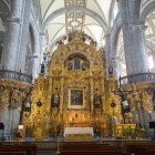 L’interno della Cattedrale Metropolitana di Città del Messico stupisce con l’altare dorato e gli arredi barocchi, un capolavoro sacro che esalta arte, fede e storia secolare.