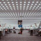 La sala d’attesa dell’Aeroporto Internazionale Benito Juárez di Città del Messico accoglie i passeggeri con ampi spazi, comfort moderni, negozi e aree di ristoro.
