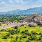 Teotihuacan, antica città sacra vicino a Città del Messico, incanta con le imponenti Piramidi del Sole e della Luna, viali monumentali e misteri delle civiltà precolombiane.