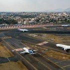 All’Aeroporto Internazionale Benito Juárez di Città del Messico, aerei in decollo, atterraggio e rullaggio riflettono il ritmo dinamico di uno dei principali hub d’America.