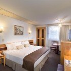 La camera matrimoniale standard dell’Hotel Estoril 3* di Città del Messico offre comfort essenziali, letto accogliente, Wi-Fi gratuito e aria condizionata in posizione centrale.