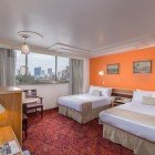 La camera doppia con due letti singoli dell’Hotel Estoril 3* di Città del Messico unisce praticità e comfort, con Wi-Fi gratuito, aria condizionata e posizione centrale.