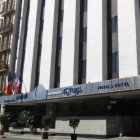 La facciata dell’Hotel Estoril di Città del Messico si distingue per linee moderne e funzionali, con pilastri verticali, ampie finestre regolari e un ingresso sobrio e accogliente.