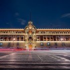 Il Palazzo Nazionale di Città del Messico, illuminato di notte, regala uno spettacolo suggestivo: la facciata storica risplende nello Zócalo, simbolo di potere e identità.