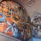 Il murales "Mexico Today and Tomorrow" dell'artista Diego Rivera al Palazzo Nazionale raffigura lotte sociali, speranze e contrasti del Paese, unendo arte, storia e visione futura.