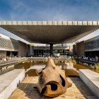 A segnare l’ingresso del museo, una statua monolitica teotihuacana introduce ai tesori interni, simbolo dell’armonia tra ancestralità e modernità di Città del Messico.