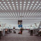 La sala d’attesa dell’Aeroporto Internazionale Benito Juárez di Città del Messico accoglie i passeggeri con ampi spazi, comfort moderni, negozi e aree di ristoro.