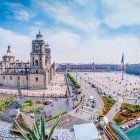 Vista aerea dello Zócalo, la piazza principale di Città del Messico, cuore pulsante della capitale dove storia, cultura e vita quotidiana si intrecciano in un unico scenario.