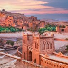 Aït Ben Haddou è un antico ksar in terra rossa vicino a Ouarzazate, patrimonio dell’UNESCO, famoso per le sue torri merlate e i villaggi berberi tradizionali.