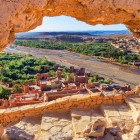Da Ait Ben Haddou si gode una vista sulle vallate circostanti, palmeti, kasbah storiche e le montagne dell’Atlante, tra panorami desertici e colori caldi.