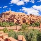 Ait Ben Haddou, patrimonio UNESCO, è un antico ksar in terra rossa tra Ouarzazate e il deserto, famoso per kasbah, vicoli tortuosi e scenari cinematografici.