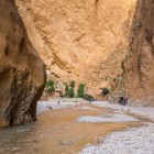 La Valle del Todra è attraversata dal fiume Todra, che scorre tra gole spettacolari, palmeti e villaggi tradizionali tra le montagne dell’Alto Atlante.