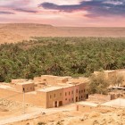 Erfoud, nel cuore del deserto del Sahara, è nota per i suoi fossili preistorici, mercati tradizionali e come porta d’accesso alle dune di Merzouga.