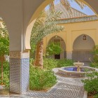 Il cortile interno del mausoleo di Moulay Ali Cherif mostra dettagli architettonici raffinati, archi scolpiti e decorazioni tradizionali marocchine.