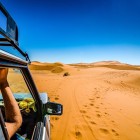 L’escursione in 4x4 da Erfoud a Merzouga attraversa deserti, oasi e villaggi berberi, offrendo panorami unici tra le dune del Sahara marocchino.