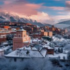 Ifrane sotto la neve affascina con architettura europea, natura incontaminata e atmosfere da fiaba tra montagne e viali alberati.