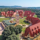 Ifrane, la “Piccola Svizzera” del Marocco, sorprende con i suoi viali alberati, laghi cristallini, architettura alpina e parchi incantevoli.