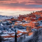 In inverno Ifrane si trasforma in un paesaggio innevato da fiaba, con temperature rigide, montagne dell’Atlante e piste perfette per passeggiate e sci.
