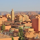 L’alba illumina le case di Errachidia con toni caldi, svelando il fascino berbero tra strade tranquille, palazzi tradizionali e panorami desertici.