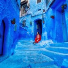 La medina blu di Chefchaouen avvolge i visitatori con le sue stradine dipinte di azzurro, un’atmosfera tranquilla e colori che raccontano storia, spiritualità e arte locale.