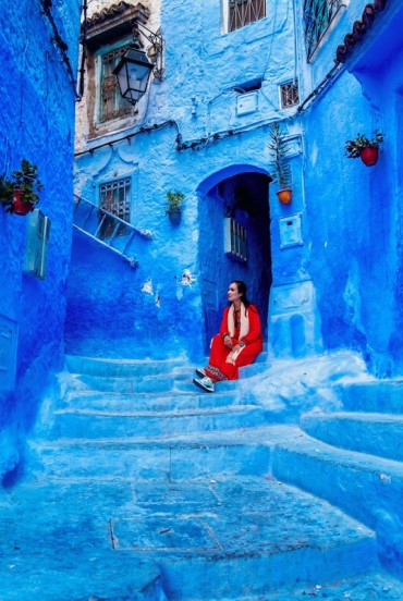 Vicolo blu in salita a Chefchaouen: muri dipinti, porte colorate e atmosfera magica tra le stradine della città più affascinante del Marocco.