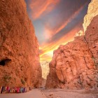 Il canyon della Valle del Todra, tra montagne rocciose e palmeti, offre gole spettacolari, villaggi tradizionali e panorami naturali mozzafiato.