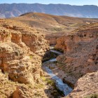 Tra montagne e deserti, il canyon di Midelt offre paesaggi naturali incontaminati e formazioni geologiche uniche.