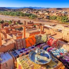 Ait Ben Haddou offre terrazini panoramici dove gustare il tè marocchino ammirando le kasbah, le vallate e le montagne dell’Atlante circostanti.