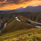 Il Passo Tizi n’Tichka, tra le montagne dell’Alto Atlante, offre panorami spettacolari, curve panoramiche e paesaggi montani che collegano Marrakech al sud del Marocco.