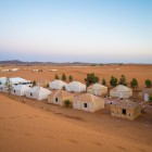 A Merzouga, i campi tendati nel deserto offrono un’esperienza autentica tra dune del Sahara, tramonti spettacolari e tradizioni berbere.