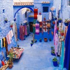 Fare shopping nei vicoli della medina di Chefchaouen è un'esperienza sensoriale tra colori vivaci, profumi speziati e artigianato locale ricco di tradizione.
