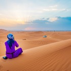 A Merzouga l’alba colora le dune di oro e arancio, offrendo panorami unici, silenzio desertico e atmosfere suggestive tra sabbia e cielo.