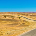 La strada Erfoud-Merzouga attraversa paesaggi desertici spettacolari, oasi e villaggi berberi, collegando la città alle maestose dune del Sahara marocchino.