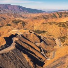 Dal Passo Tizi n’Tichka si ammirano valli profonde, villaggi berberi e cime dell’Alto Atlante, con scenari mozzafiato tra montagne e cieli aperti.