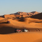 Un viaggio in 4x4 a Merzouga svela le imponenti dune del Sahara, oasi nascoste e villaggi berberi, tra paesaggi desertici mozzafiato e natura incontaminata.