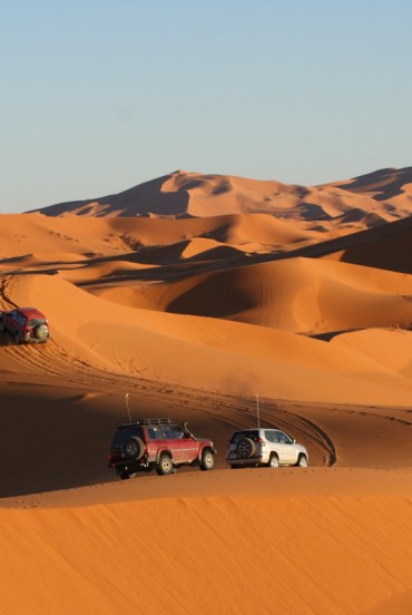 Safari in 4x4 a Merzouga tra dune dorate e sabbia infinita, immergendosi nei paesaggi mozzafiato del deserto del Sahara.