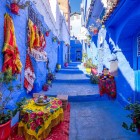 Tra i vicoli blu di Chefchaouen, negozietti artigianali espongono tessuti, tappeti e sciarpe colorate, intrecciando tradizione e creatività locale.