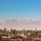 Marrakech dall’alto svela tetti rossi, giardini e piazze vivaci, con le montagne dell’Alto Atlante a fare da spettacolare sfondo naturale.