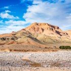 Midelt, nel cuore del Marocco tra l’Atlante Medio e l’Alto Atlante, è famosa per i suoi paesaggi montani, frutteti e mercati berberi vivaci.